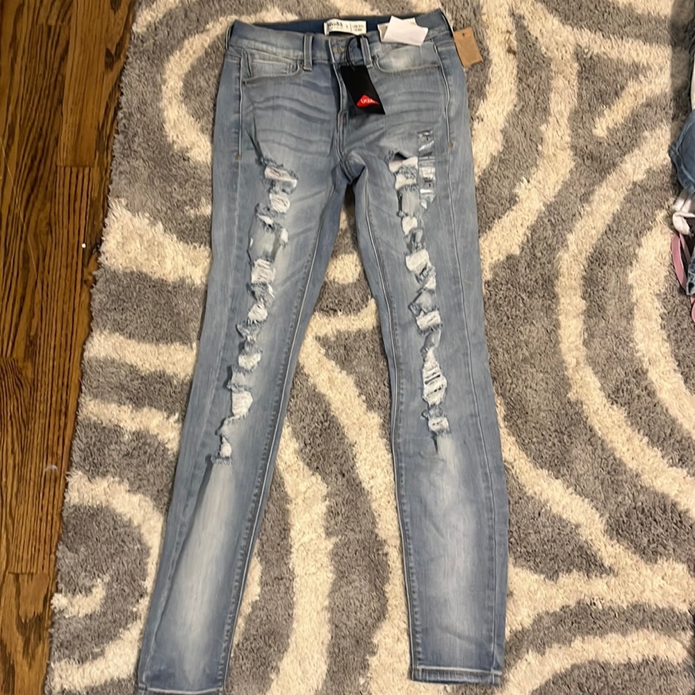 mudd flx stretch low rise skinny ripped jeans. size 3. still has tag